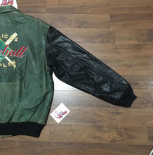 Load image into Gallery viewer, BRAD BENNETT STUDIOS CHICAGO. AMERICA&#39;S BASEBALL TEMPLES LEATHER JACKET. SZ L